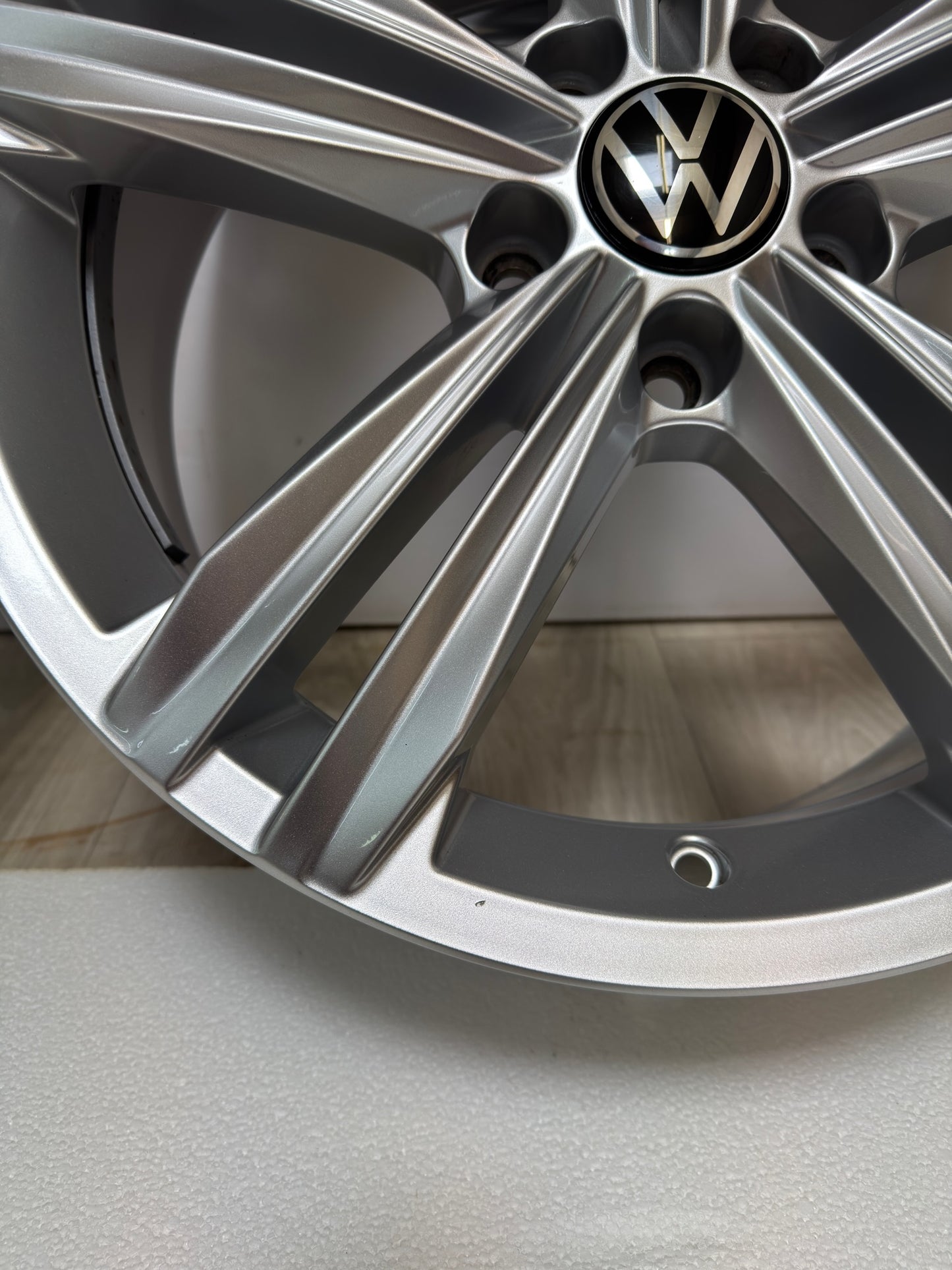 WIE NEU Original VW Tiguan II 2 Sebring 18 Zoll Felgen Alufelgen Allspace 5NA601025M 5NA601025AQ 7x18 ET43 5x112 AD1 5N 5NA SUV 5x112 R-Line Edition Silber Felgensatz MwSt. ausweisbar