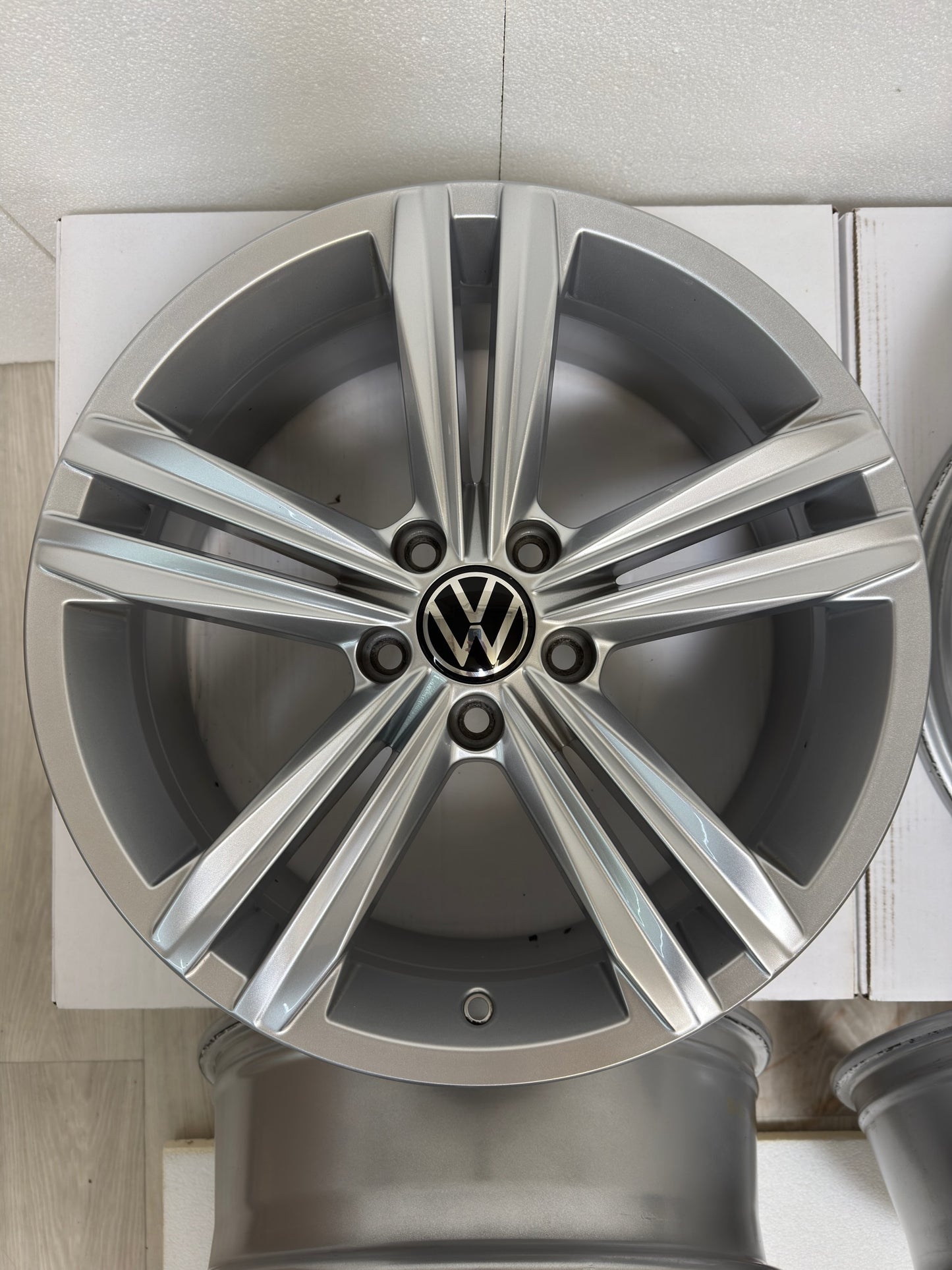 WIE NEU Original VW Tiguan II 2 Sebring 18 Zoll Felgen Alufelgen Allspace 5NA601025M 5NA601025AQ 7x18 ET43 5x112 AD1 5N 5NA SUV 5x112 R-Line Edition Silber Felgensatz MwSt. ausweisbar
