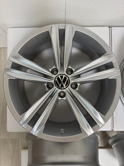 WIE NEU Original VW Tiguan II 2 Sebring 18 Zoll Felgen Alufelgen Allspace 5NA601025M 5NA601025AQ 7x18 ET43 5x112 AD1 5N 5NA SUV 5x112 R-Line Edition Silber Felgensatz MwSt. ausweisbar