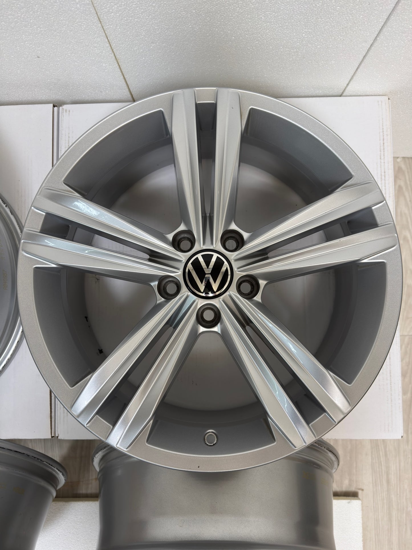 WIE NEU Original VW Tiguan II 2 Sebring 18 Zoll Felgen Alufelgen Allspace 5NA601025M 5NA601025AQ 7x18 ET43 5x112 AD1 5N 5NA SUV 5x112 R-Line Edition Silber Felgensatz MwSt. ausweisbar