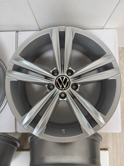 WIE NEU Original VW Tiguan II 2 Sebring 18 Zoll Felgen Alufelgen Allspace 5NA601025M 5NA601025AQ 7x18 ET43 5x112 AD1 5N 5NA SUV 5x112 R-Line Edition Silber Felgensatz MwSt. ausweisbar