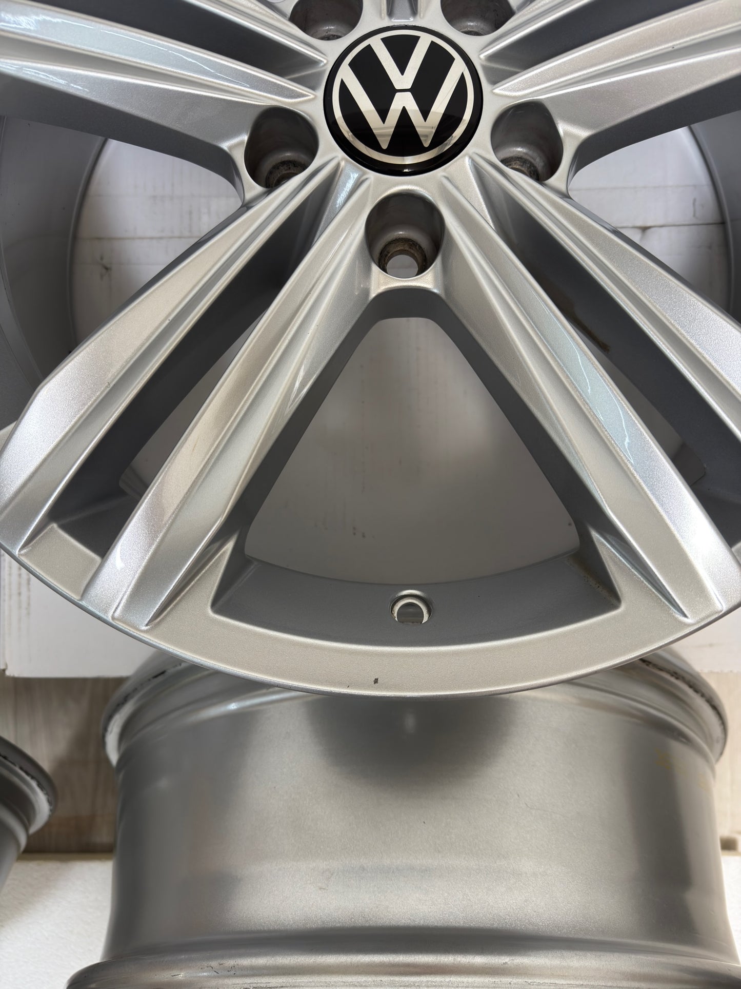 WIE NEU Original VW Tiguan II 2 Sebring 18 Zoll Felgen Alufelgen Allspace 5NA601025M 5NA601025AQ 7x18 ET43 5x112 AD1 5N 5NA SUV 5x112 R-Line Edition Silber Felgensatz MwSt. ausweisbar